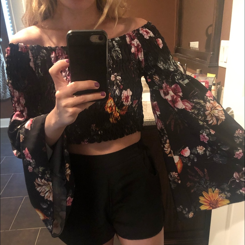 Floral bell sleeve crop top !